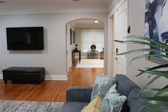 Building Photo - 2215 Hermann Dr Rental