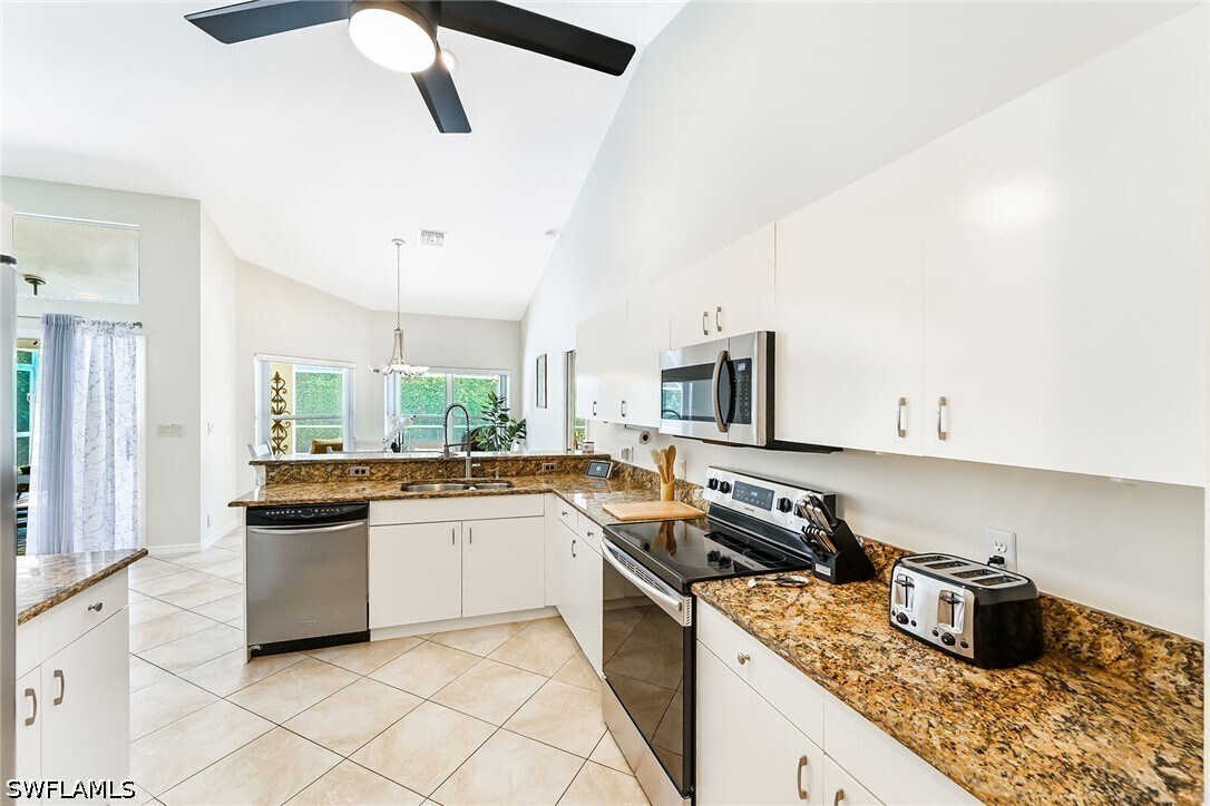 Photo - 589 Lambton Ln