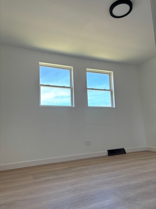 Photo - 1650 Division St