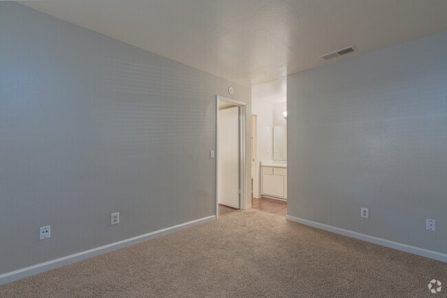 1BR, 1BA - 585SF - Bedroom