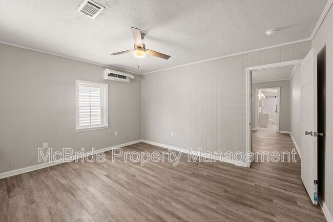 Photo - 1918 Walker St