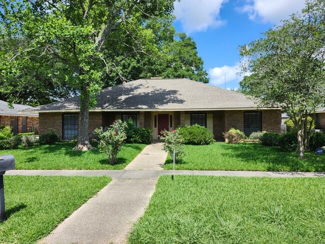Photo - 1533 Rue Desiree House