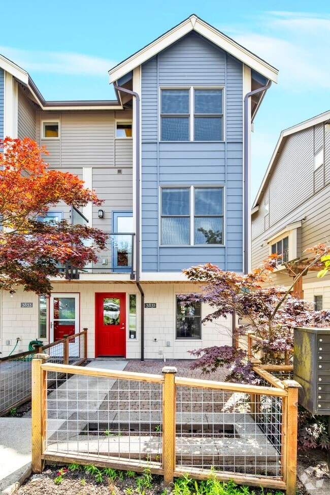 Building Photo - Stunning Townhome in the heart of Columbia...