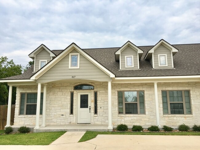 Building Photo - 817 Dominik Dr