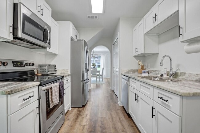 Photo - 3 bedroom 2.5 bath with bonus room in Lega...