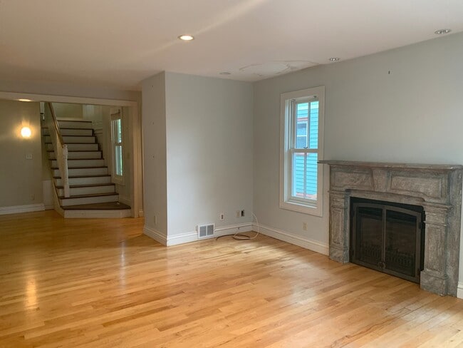 Photo - 734 Jefferson St NE