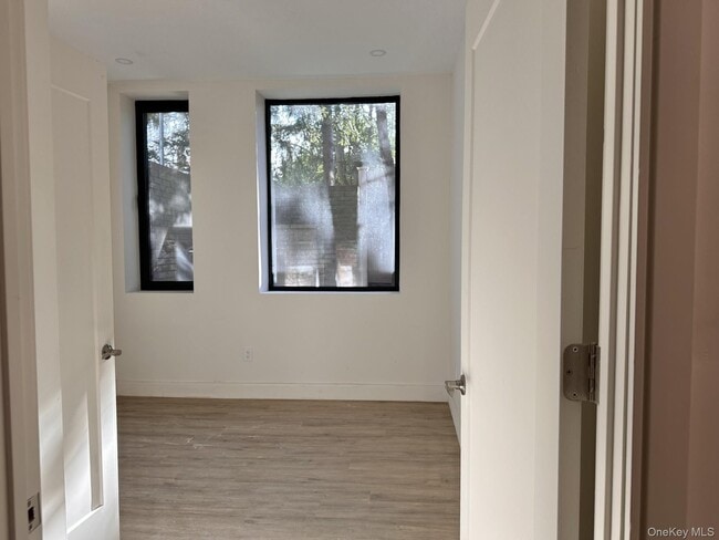 Building Photo - 362 W Merrick Rd Unit 104