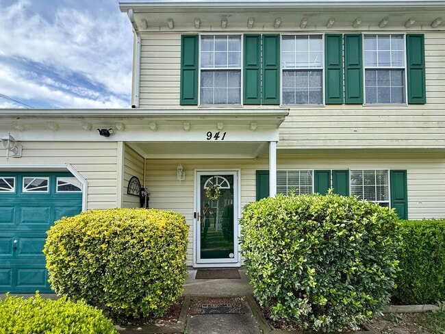 Building Photo - Beutifully updated 4 bed 2.5 bath home with large yard!
