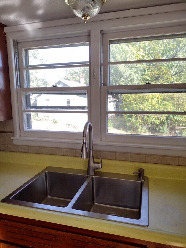 Photo - 705 W 13th St