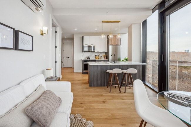 Photo - 1890 Pelham Pky