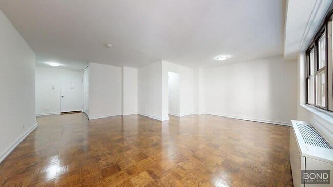 Building Photo - 145 E 16th St Unit 3J Rental