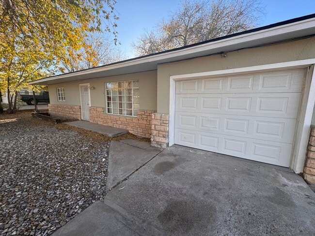 Building Photo - Single Family Residence