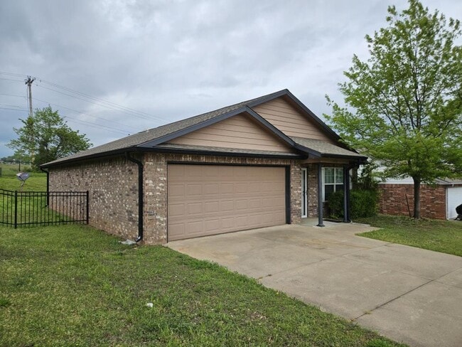 Photo - 1390 W Red Oak St Casa