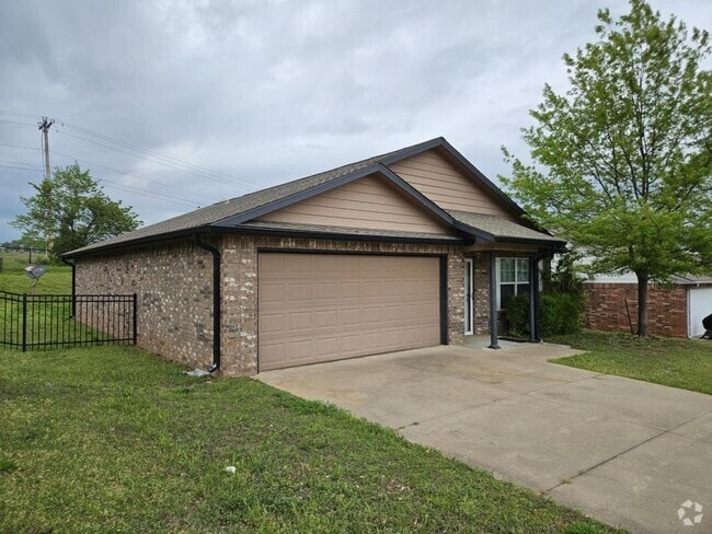 Building Photo - 1390 W Red Oak St Rental