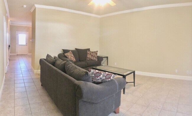 Photo - 3 Bedroom Townhouse Available now  in a de...