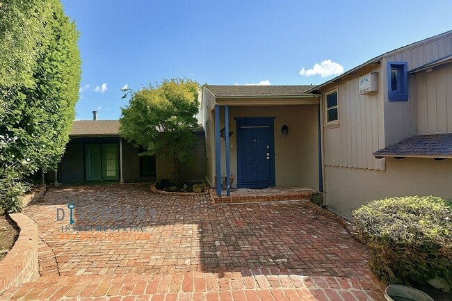Building Photo - Sophisticated 3 Bedroom Home in Coveted Pi...