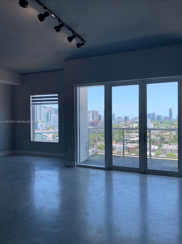 Photo - 10 SW South River Dr