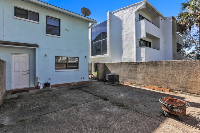 Photo - 208 Hopkins St