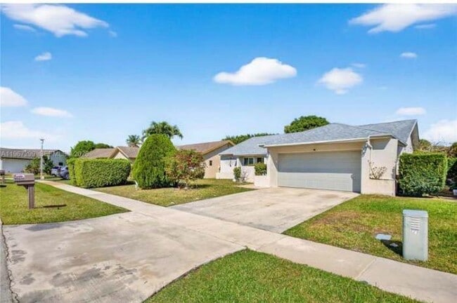 Building Photo - 10681 Greenbriar Ct