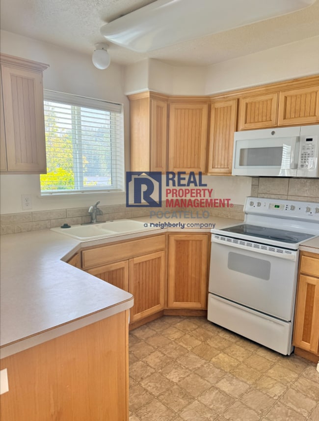 Photo - MOVE IN SPECIAL - 5 Bedroom 3.5 Bath Duplex - 2 car garag
