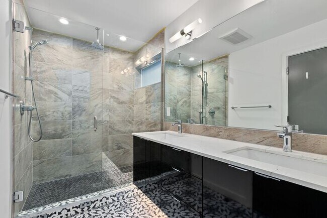 Photo - Fresh, Air-Conditioned Standalone Townhome in Coveted Lincoln Park