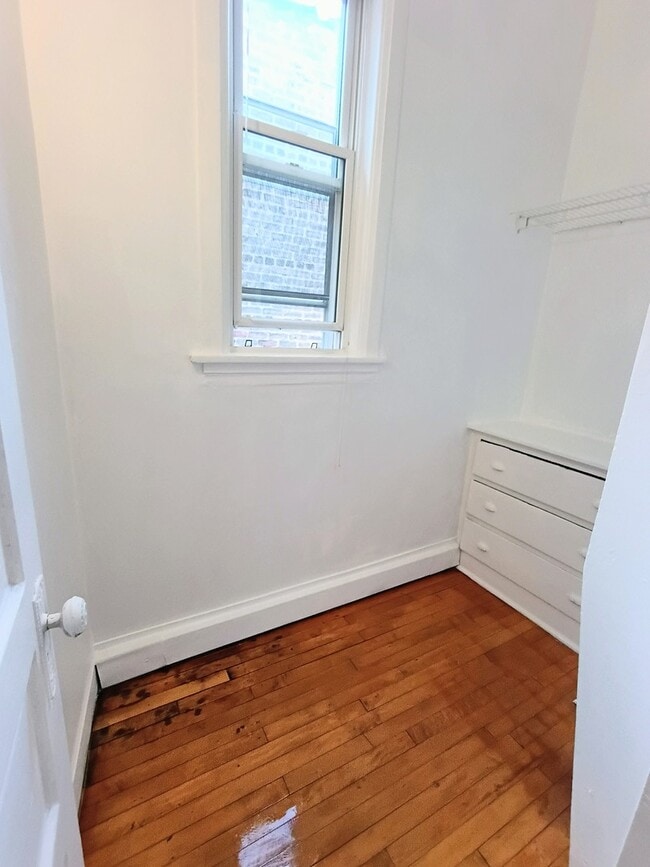 Photo - 1911 W Belmont Ave