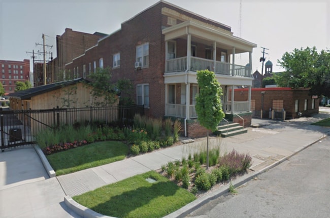 Building Photo - 1 Bedroom Apt Close to Campus - Cats Welcome!!