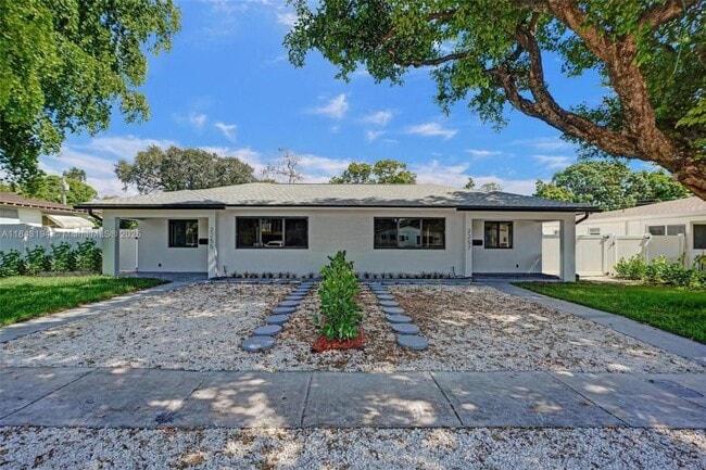 Building Photo - 3 bedroom in North Miami Beach FL 33160
