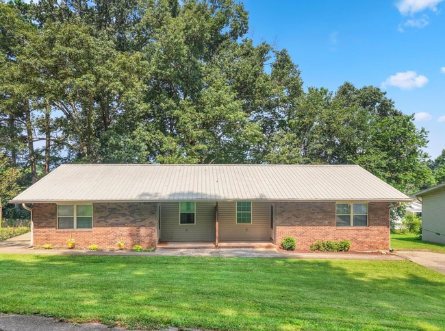 Building Photo - 2 Bed 1 Bath in Rossville w/ Huge Storage ... Rental