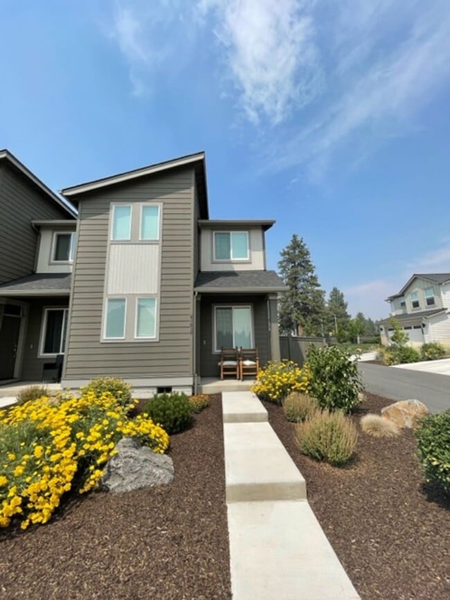Building Photo - Like new 3 bedroom townhome in SE Bend!