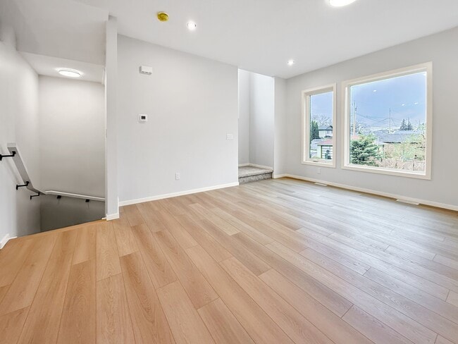 Photo - 9307-9123 123 Ave NW