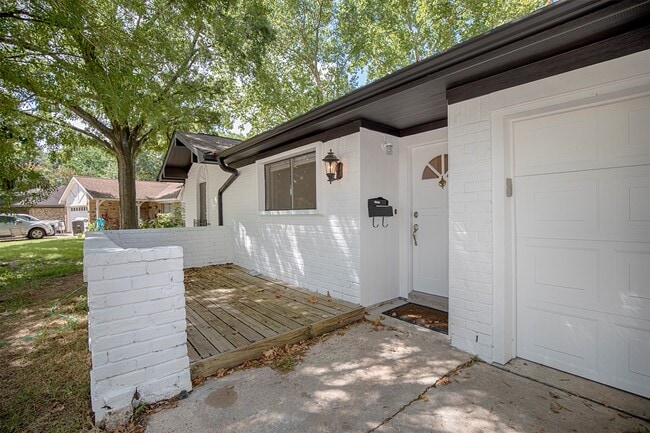 Photo - 802 Wavecrest Ln