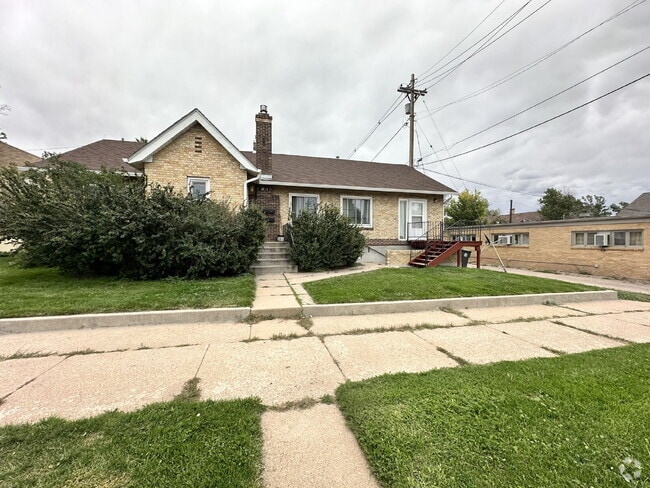 Building Photo - Cozy & Charming 2-Bedroom Apartment in Che... Unit 3