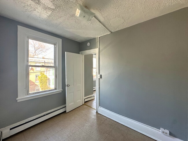 Photo - 61 Hasbrouck St Unidad 2