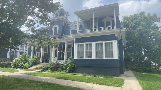 Photo - Historic, Upstairs One Bedroom Apartment Unidad #5