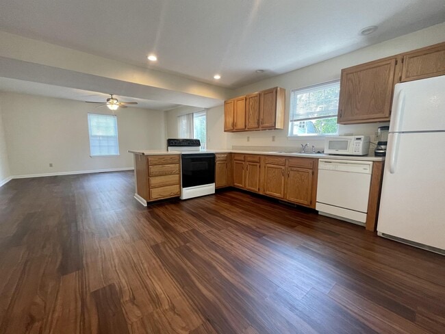 Photo - 230 E 20th St