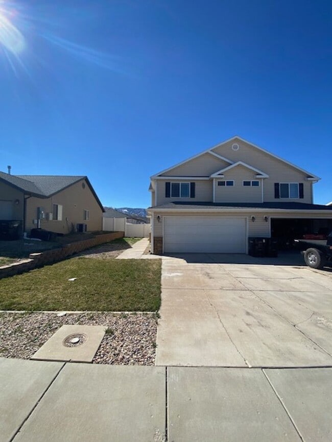 Building Photo - Move-in Bonus!! 3 bed -2.5 bath Twin Home