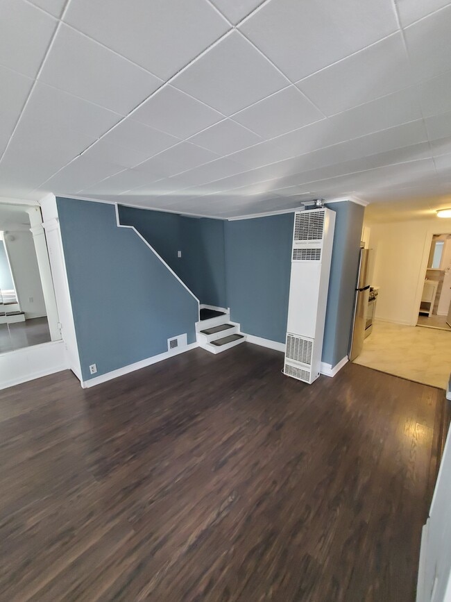 Living Room - 834 N Greenview Ave Unit 1R