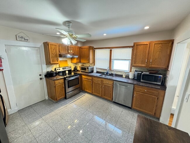 Building Photo - 71 Edenfield Ave Unit 1