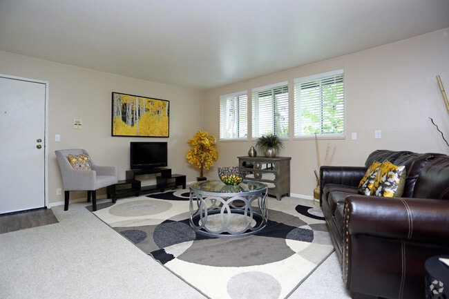 2BR, 1BA - Remodeled - 798 SF