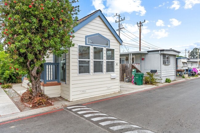 Building Photo - 1 Bed + 1 Bath +  IN THE PLEASURE POINT AR... Rental