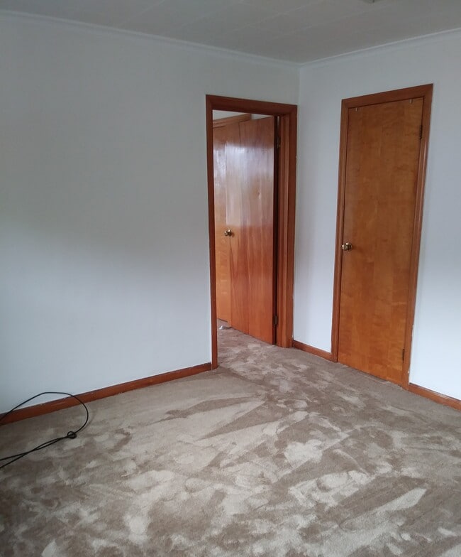 LIVING ROOM - 511 Hickory St Unit Apt 3