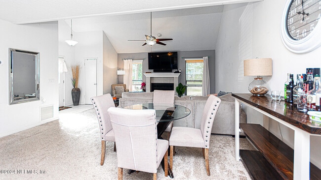 Photo - 437 W 9th St