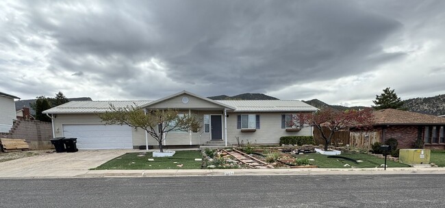5 Bed - 3 Bath with 2 Car Garage - 5 Bed - 3 Bath with 2 Car Garage House