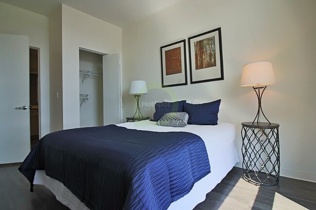 Photo - 824 N Milwaukee Ave