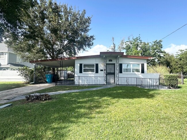 Building Photo - 3/2 home available in Bunche Manor featuri...