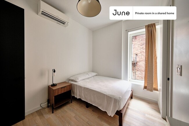 Building Photo - Private bedroom in 4 bed/4 bath Home