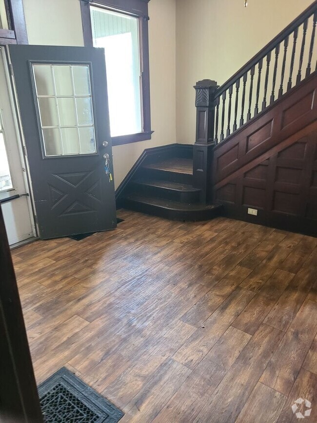 Building Photo - 5 Bed/ 2 bath house