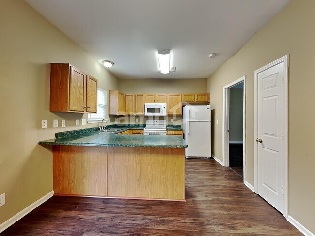 Photo - 423 Brownstone St