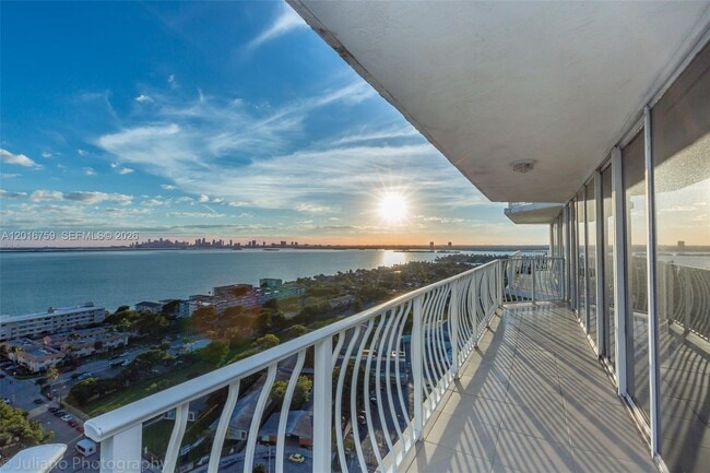 Photo - 7601 E Treasure Dr Unidad 2406